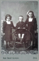 Anczenberger cipészmester gyerekei, Gizella, Béla, Ida 1911-ben.jpg