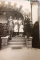 Mészárosék villája előtt a zirci rokonság 1927-ben.jpg