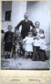 Amberg Ferenc zirci bíró, fakereskedő, felesége, Gfellner Anna és gyermekeik 1908-ban.jpg