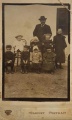 Az özvegyen maradt apa a gyerekekkel 1906.jpg