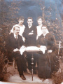 Droksch Adolf, felesége Kellermayer Anna és gyermekeik Vilma, Sándor, Ilona 1920-as évek.jpg
