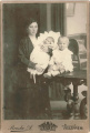 Szita pékmester felesége, Wolf Ida kisgyermekeivel 1914..jpg