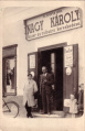 Id. és ifj. Nagy Károly a boltjuk előtt 1926 körül.jpg