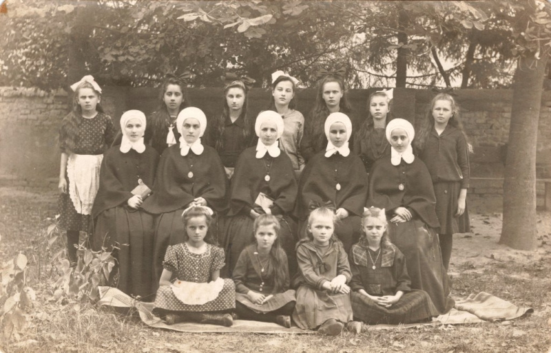 Fájl:Kis polgáristák Zircen 1922-ben. Felső sor jobb szélén Amberg Irma.jpg