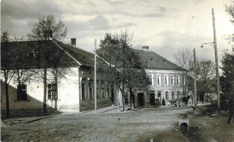 Fájl:Az emeletes Scherer ház a Rákóczi téren, a sarkon a Raák-féle gyógyszertár és lakóház kb. 1925-ben.jpg