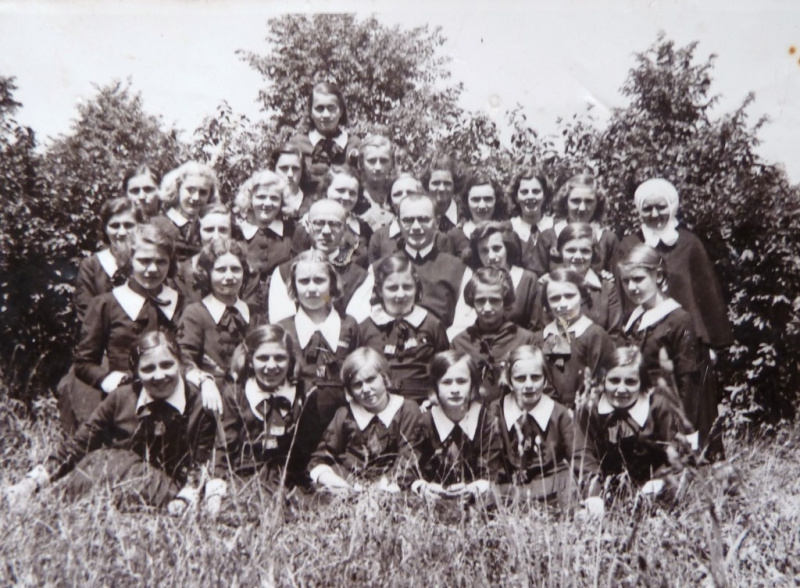 Fájl:Zirci polgárista lányok. Középen dr. Naszályi Emil és Kukoda Miklós plébános, kb. 1939. Masszi Baba, Punk Magdi, Rezeli Tutti felismerhető.jpg